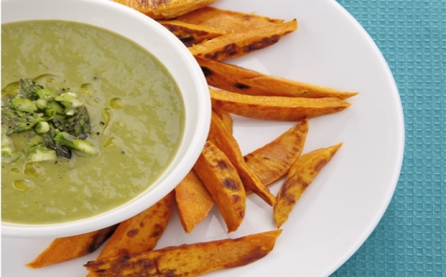 Crema de espárragos con chips de camote